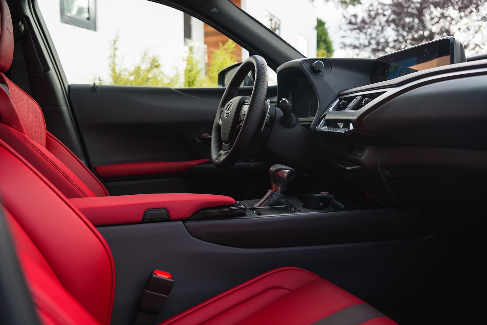 Lexus-UX_INTERIOR_Flare-Red_Fsport4