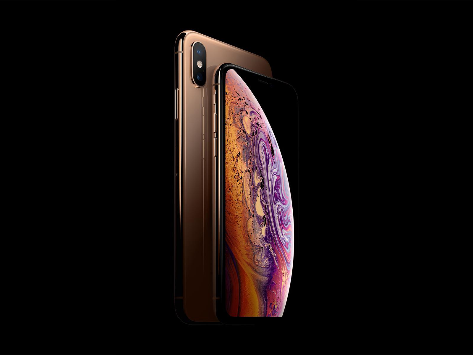 iPhone史上最大のディスプレイを搭載したiPhone XS Max（左）とiPhone XS（右）。