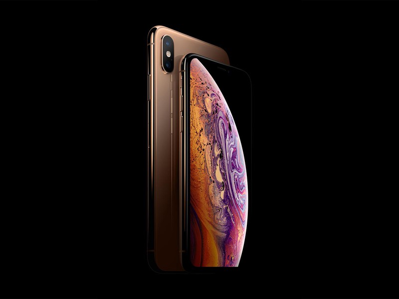 iPhone史上最大のディスプレイを搭載したiPhone XS Max(左)とiPhone XS(右)。