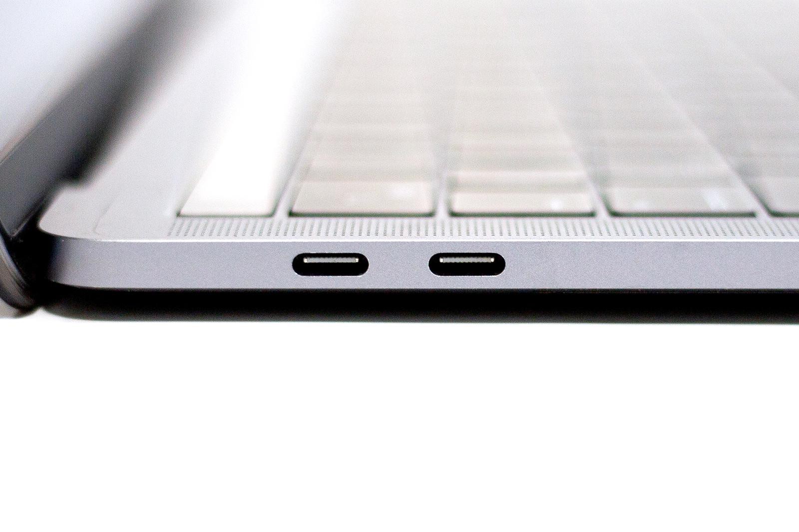 MacBook Proのポートにも採用されているUSB Type-Cコネクタ。次世代の世界標準規格で、充電やデータ転送などが高速で行えます。