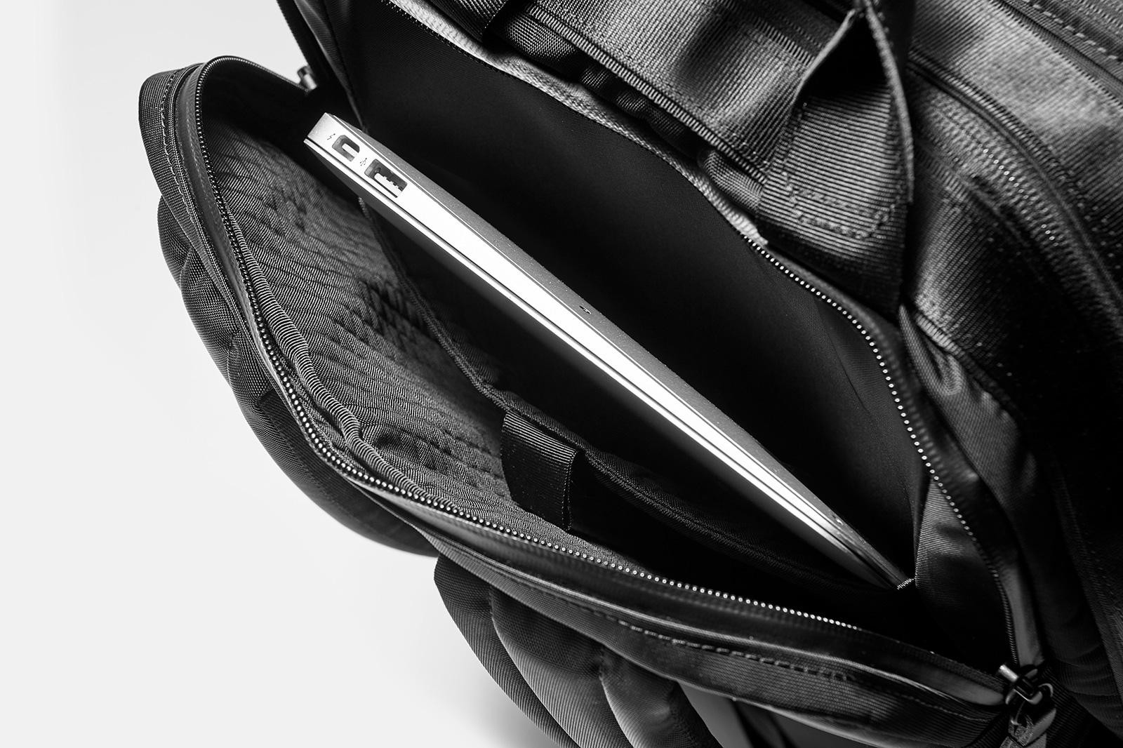 TUMI×SOPHNET.ほか、バックパック5選。スーツに最適な高機能モデルは