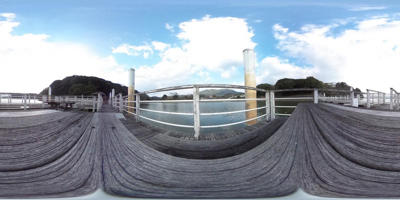 前後180度の画像を合成(スティッチ)した一枚画像。この画像を球体状にすることで360度の空間として描き出します。