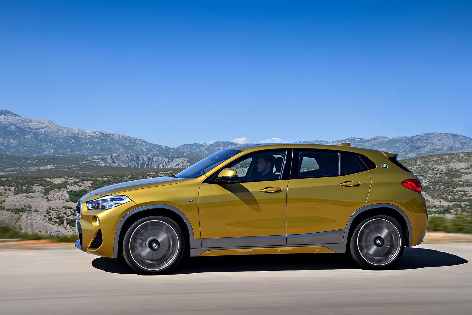 BMW X2 全長4375ミリ、全幅1825ミリ、全高1535ミリの4ドアボディ