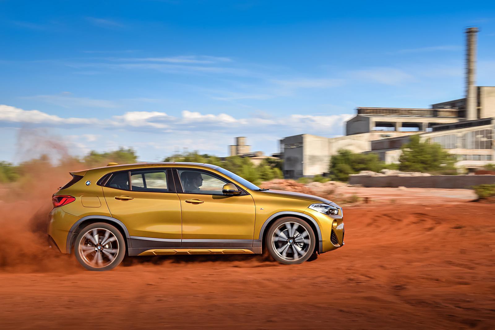 BMW X2 ガルバニックゴールドというボディカラー