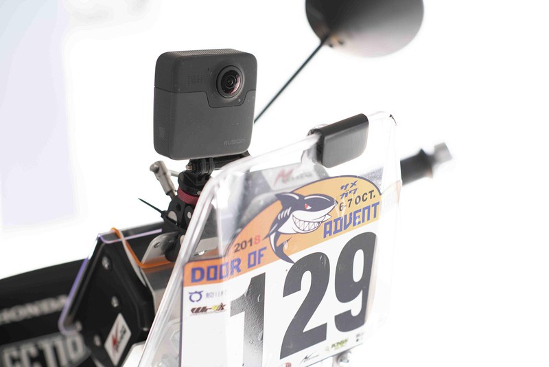 桐島さんのバイク(クロスカブ)に設置した「GoPro Fusion」。