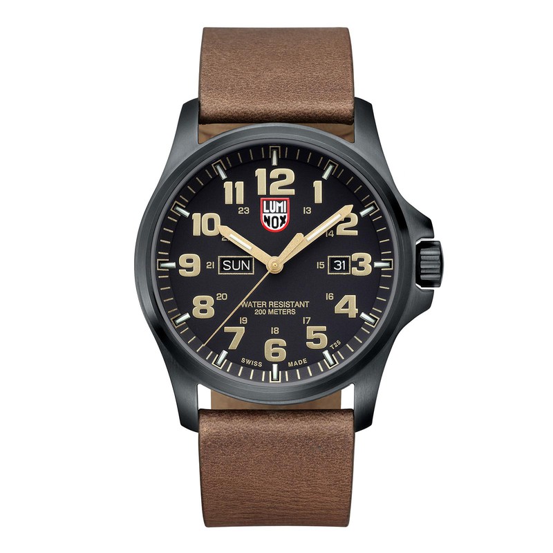 「アタカマ フィールド デイデイト 1920」クォーツ、SSケース(44mm)、レザーストラップ。7万8000円/ルミノックス