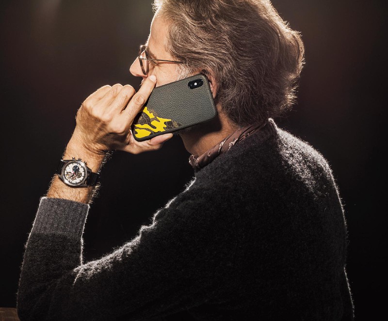 ニット2万4000円／バフィー（エストネーション）、メガネ5万5000円／バートン ペレイラ（コンティニュエ）、時計92万5000円／ゼニス