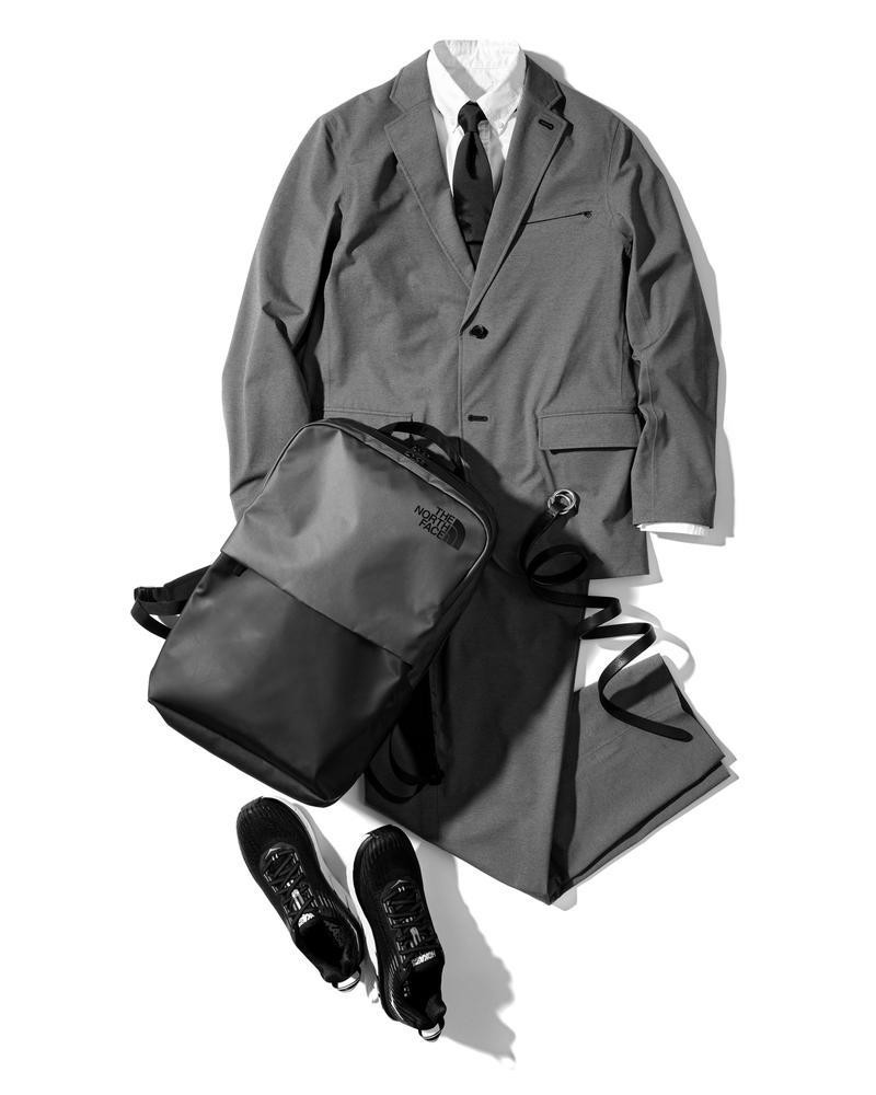 ジャケット3万5000円、シャツ1万3000円、パンツ2万2000円、バックパック1万8000円/すべてザ・ノース・フェイス(ザ・ノース・フェイス スタンダード 二子玉川)、タイ1万6000円/ボリオリ(ボリオリ 東京店)、ベルト2万2000円/J&M デヴィッドソン(J&M デヴィッドソン 青山店)、靴1万7000円/ホカ オネオネ(デッカーズジャパン)