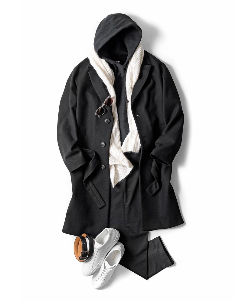 マフラー2万6000円/マリア(グジ 東京店)、コート7万8000円/イーヴォ、パンツ2万5000円/ブリリア 1949(ともにトヨダトレーディング プレスルーム)、パーカ1万6000円/チャンピオン(ヘインズブランズ ジャパン)、ベルト3万円/アラルディ1930、靴4万7000円/コモン プロジェクツ(ともにストラスブルゴ)