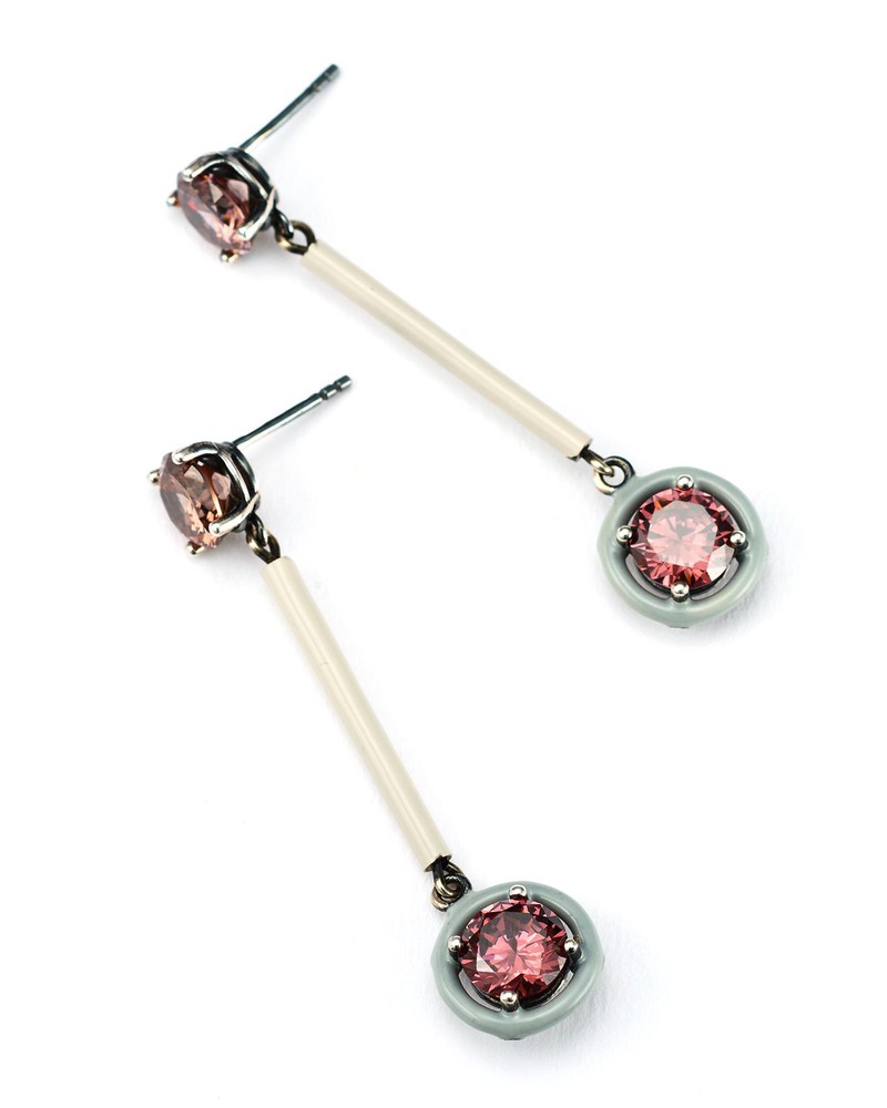 ドロップピアス5万3000円／ボッテガ・ヴェネタ（ボッテガ・ヴェネタ ジャパン）