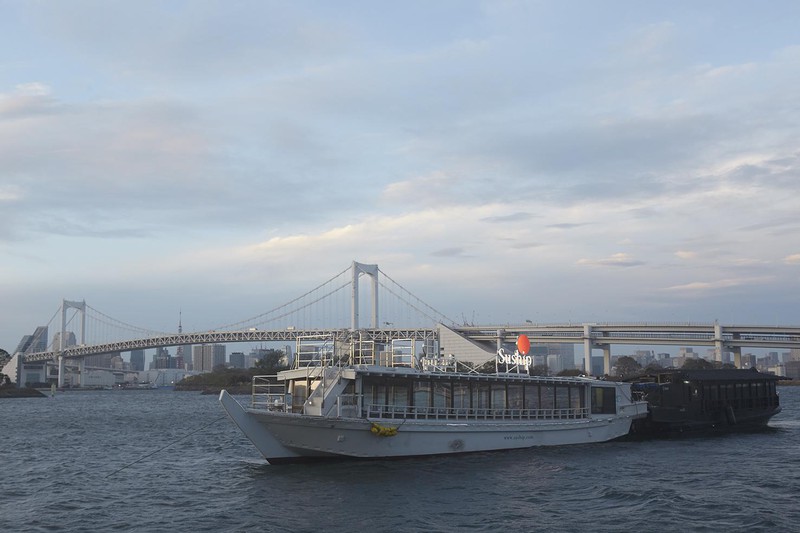 ダイニングは手前の白い船。後ろの黒い船はキッチン専用船、通称「ブラックベース」です。