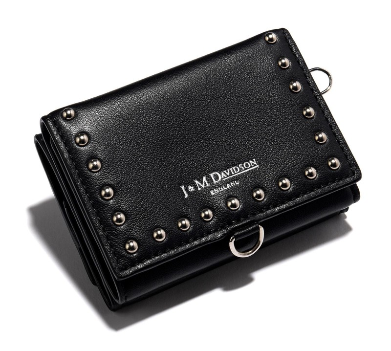 スタッズ付きコンパクトウォレット4万9000円／J&M デヴィッドソン （J&M デヴィッドソン  青山店）