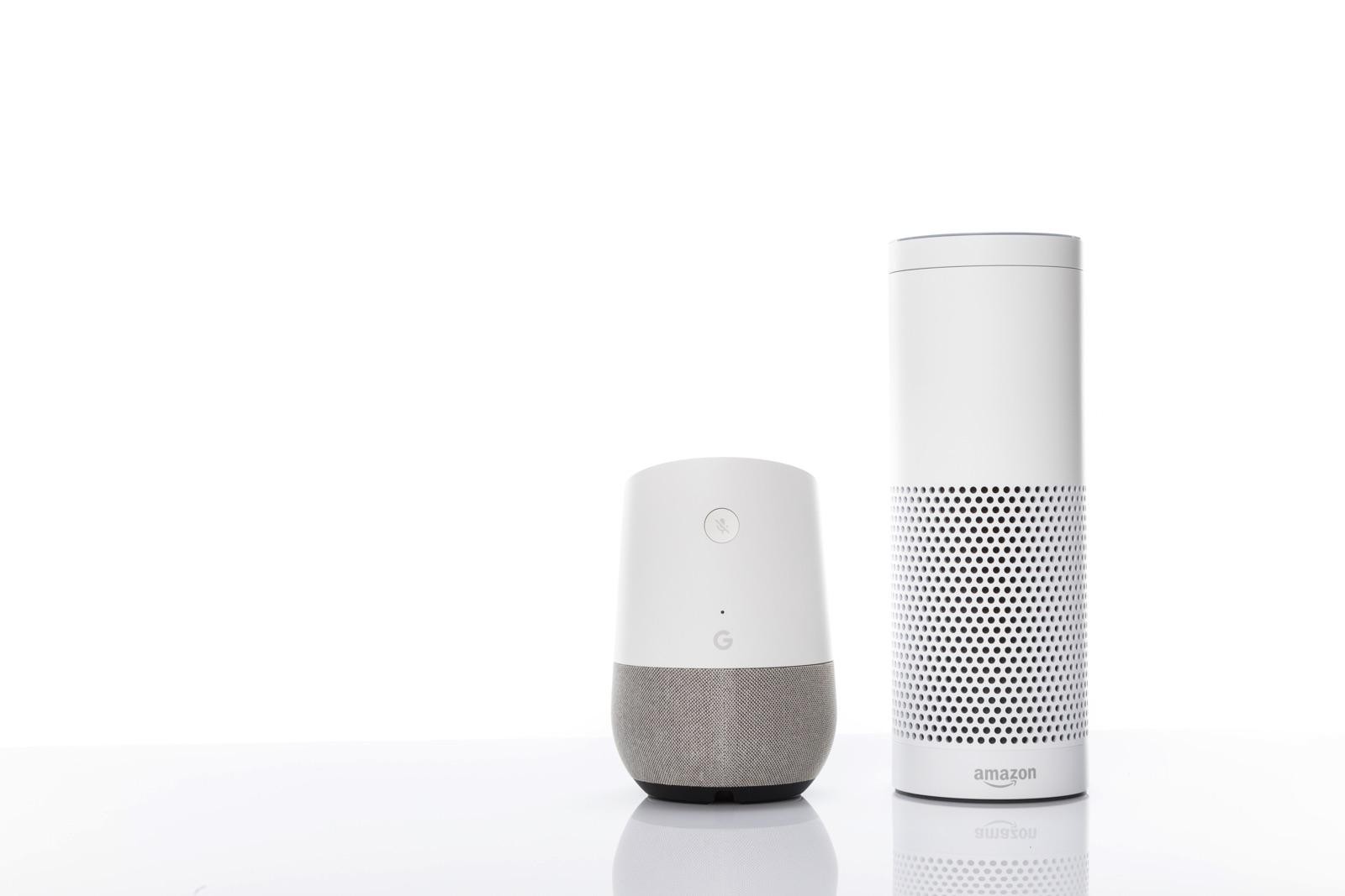 Google Home（左） と Amazon Echo（右）。