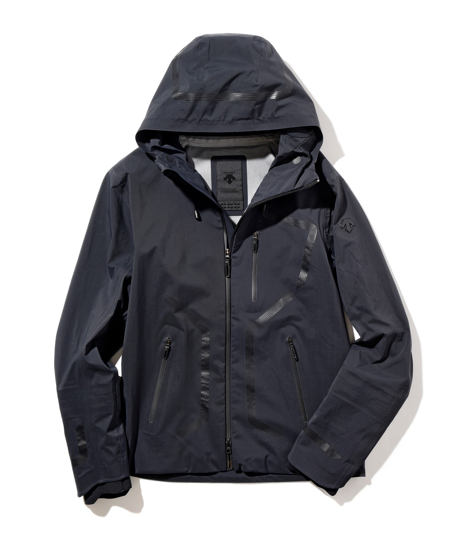 シェルフードパーカーブルゾン6万2000円/デサント オルテライン(デサント ブラン 代官山)