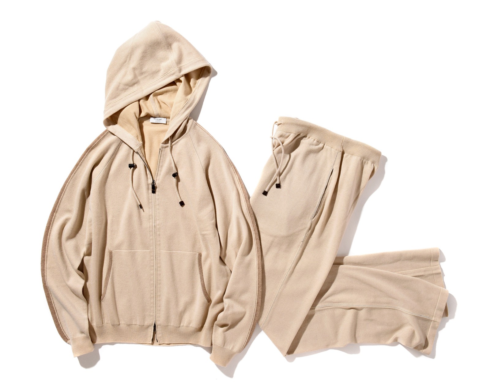 ベージュニットセットアップ25万円/ビランチオーニ(銀座HIKO)