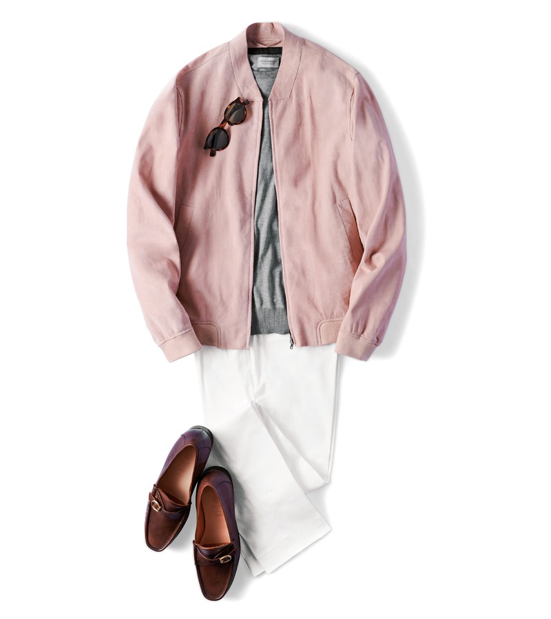  12万7000円／ヘルノ（バーニーズ ニューヨーク カスタマーセンター）、ニット2万8000円／ジョン スメドレー、靴3万6000円／ポルペッタ（ともにビームス 六本木ヒルズ）、パンツ2万9000円／タリアトーレ（トレメッツォ）、サングラス4万7000円／アイヴァン 7285（アイヴァン 7285 トウキョウ）