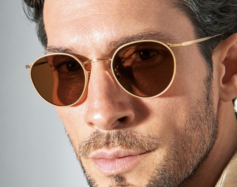 サングラス5万5000円／アイヴァン 7285（アイヴァン 7285 トウキョウ）、ジャケット42万円／アイモネ（BULLSEYE PR）