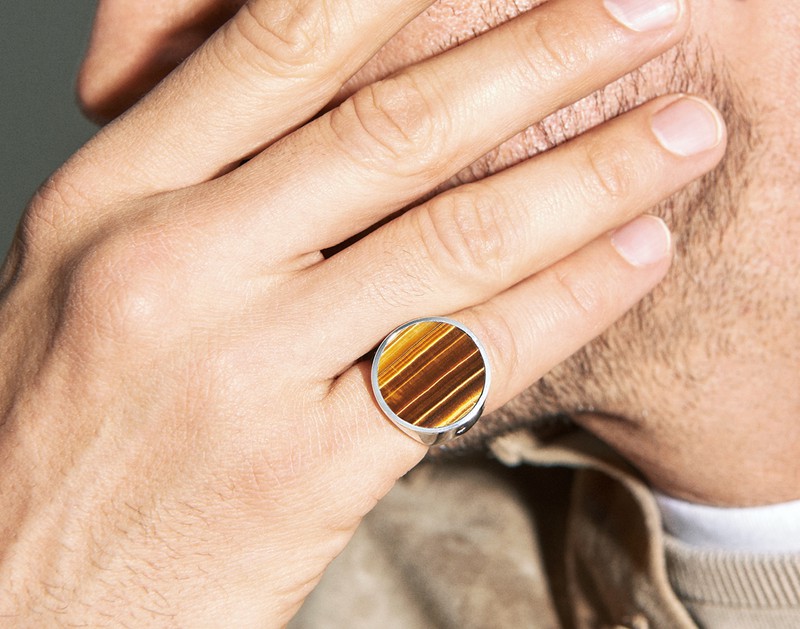 リング5万8000円／トムウッド（ステディ スタディ）、ジャケット42万円／アイモネ（BULLSEYE PR）、ニット2万2000円／トゥモローランド ピルグリム（トゥモローランド）、Tシャツ7800円／スローン