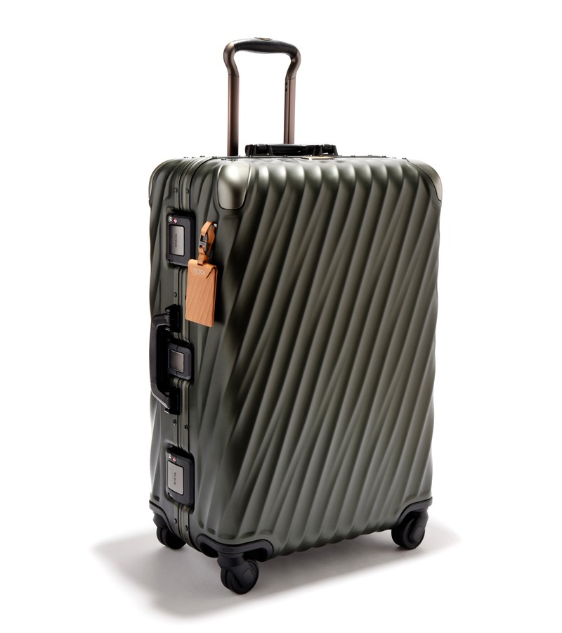 トランクケース 容量55L。6.2kg。12万円(トゥミ・カスタマーセンター)