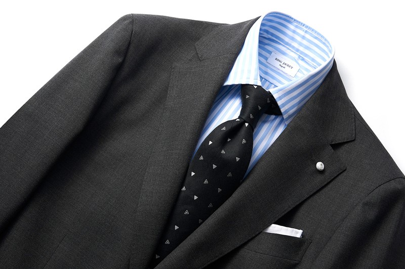 タイ1万7000円／ニッキー（ユナイテッドアローズ 六本木ヒルズ店）、スーツ16万6000円／ルイジ ビアンキ マントヴァ（トヨダトレーディング プレスルーム）、シャツ3万6000円／リングヂャケット（リングヂャケットマイスター 青山店）、チーフ4000円／フェアファクス（フェアファクスコレクティブ）