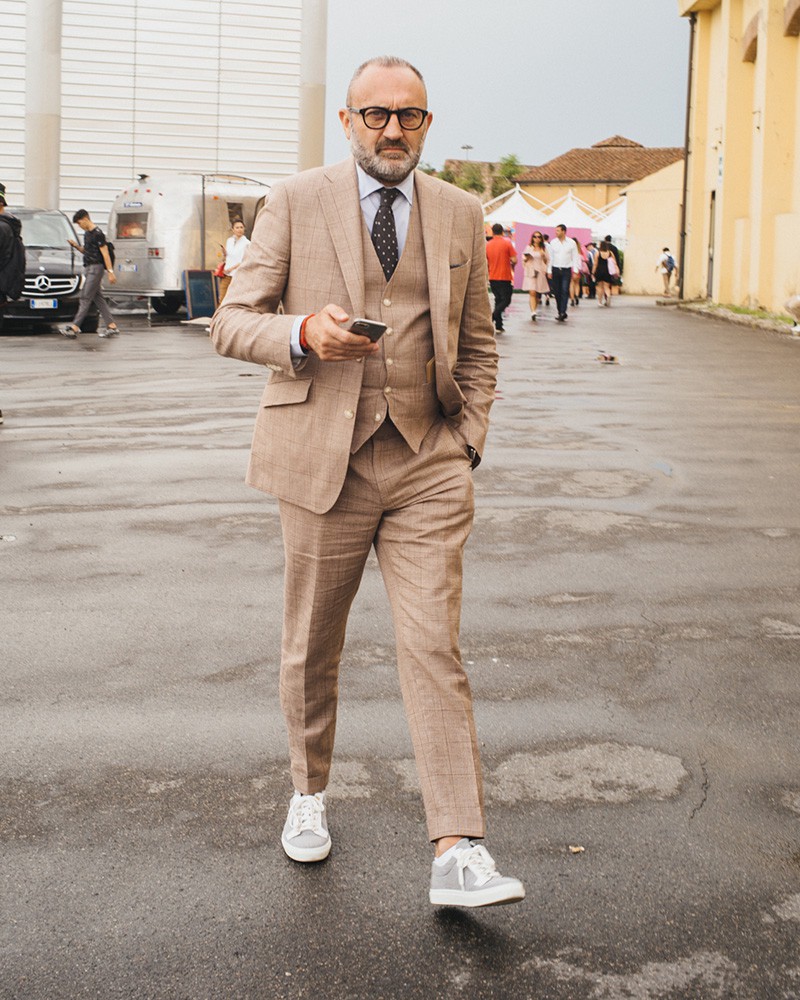 大人の襟元を引き締めるのは、やっぱりこんな白シャツ