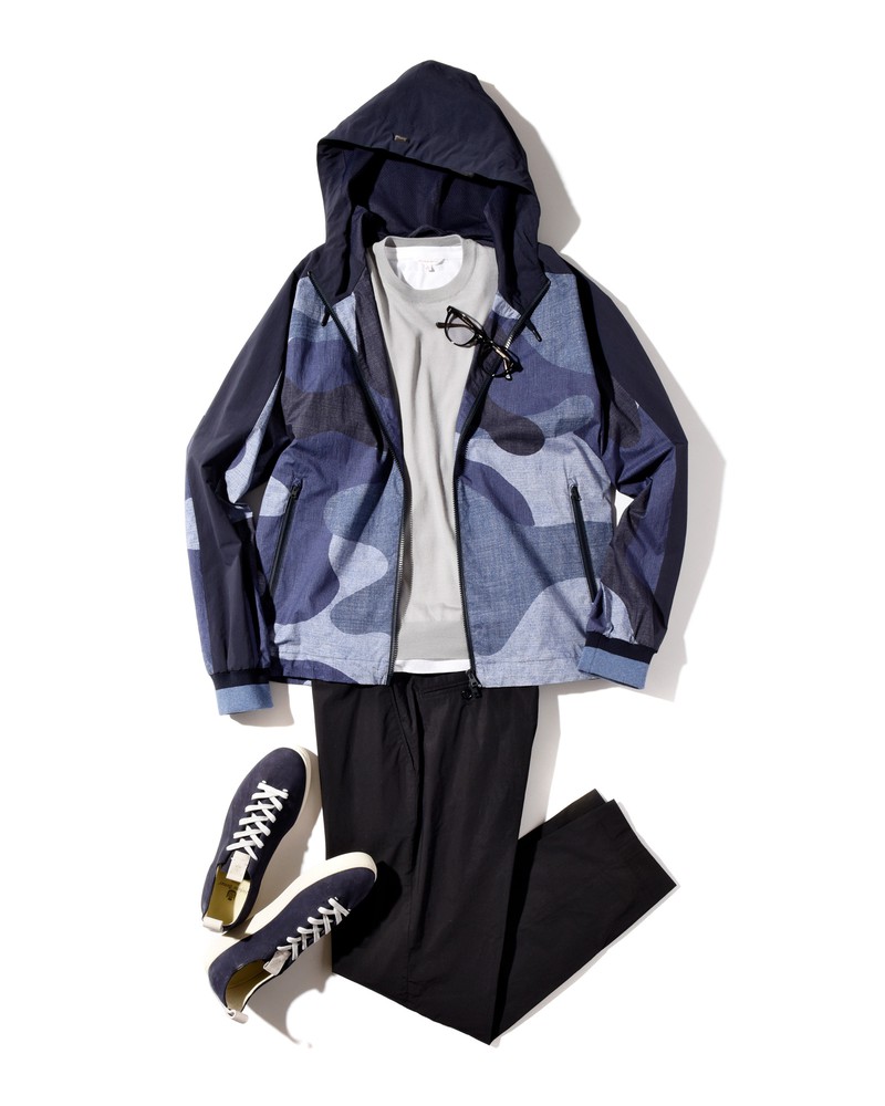 ブルゾン11万2000円／ヘルノ（ヘルノ・ジャパン）、ニット4万円／フェデッリ（トレメッツォ）、カットソー1万6000円／オールバー・ブラウン（ヴァルカナイズ・ロンドン）、パンツ3万6000円／ボレリオ（オカベ アンド パートナーズ）、眼鏡4万3000円／OG×オリバーゴールドスミス（サラディストリビューション東京）、スニーカー10万円／ステファノ ベーメル（伊勢丹新宿店）