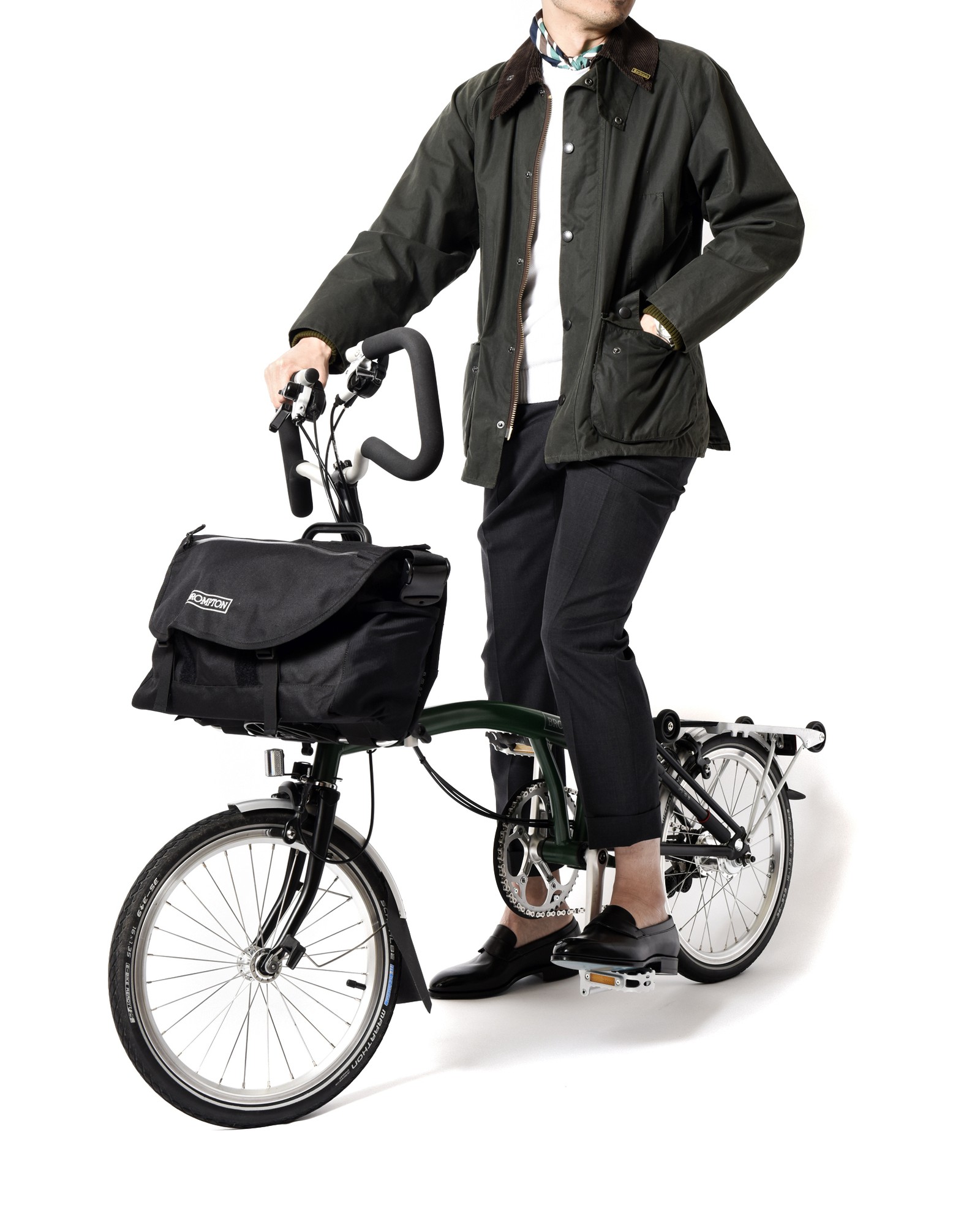 自転車は上と同じ。フロントバッグ/ともにブロンプトン、ブルゾン4万9000円/バブアー(バブアー 渋谷店)、ニット3万4000円/フェデッリ(トレメッツォ)、パンツ5万5000円/ロータ(エリオポールメンズ銀座)、ネッカチーフ1万6000円/スローン、靴9万3000円/カルマンソロジー(ビームス 六本木ヒルズ)