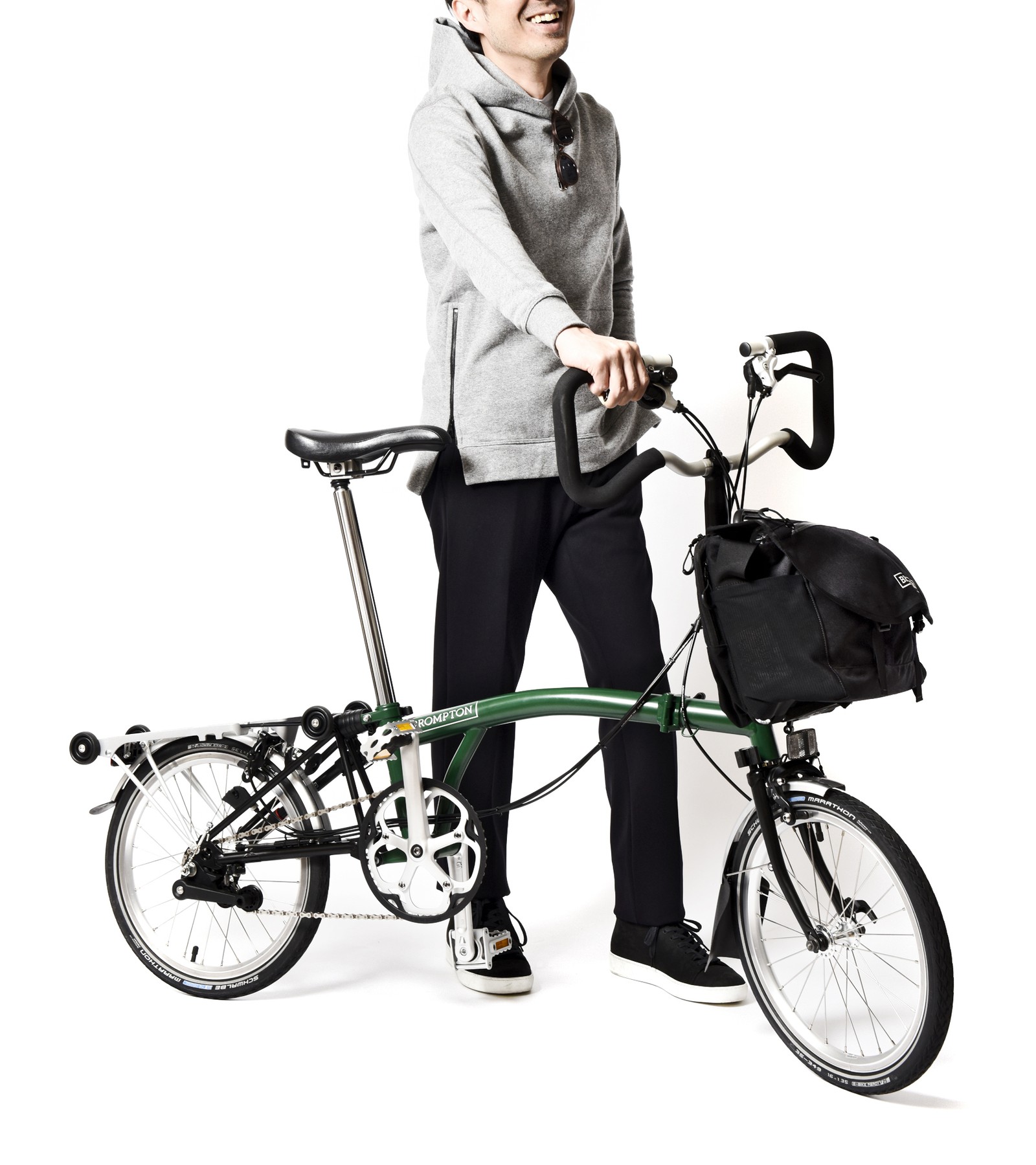 自転車、バッグは上と同じ。パーカ3万円、靴5万8000円/ともにジョン エリオット(サザビーリーグ)、パンツ3万8000円/PT01(PT JAPAN)、サングラス2万7000円/ブラン(ジービーガファス)