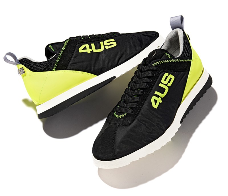 スニーカー 4万6000円／4 US（伊勢丹新宿店）