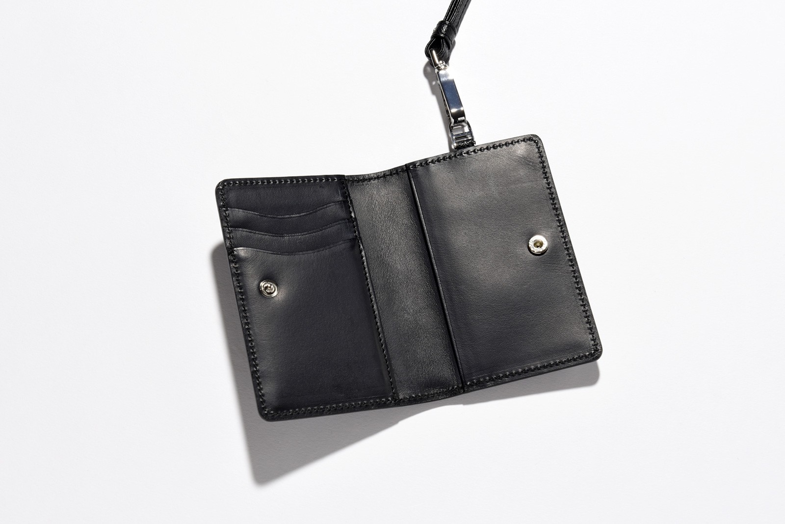 ウォレット［W7.6×H11.5×D1.3cm］1万6000円、ストラップ6500円／ペッレモルビダ（伊勢丹新宿店）