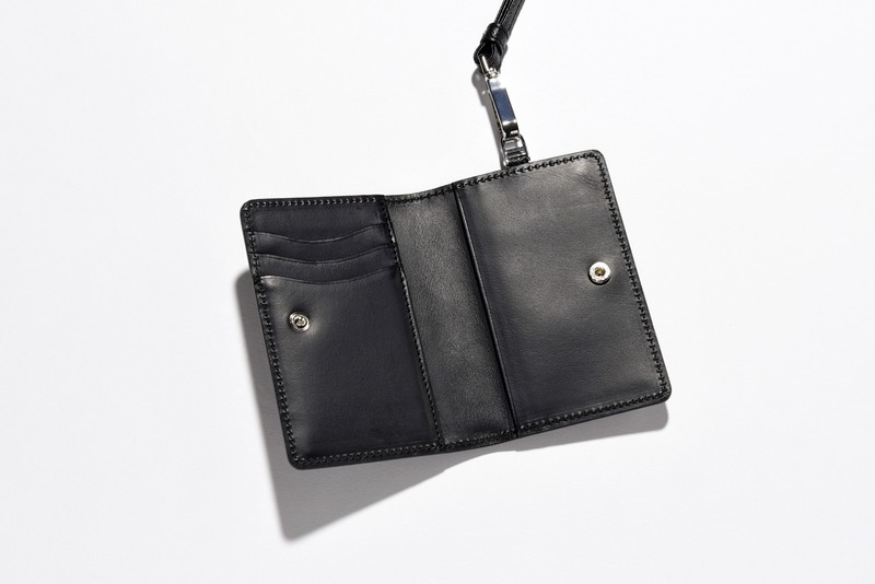 ウォレット［W7.6×H11.5×D1.3cm］1万6000円、ストラップ6500円／ペッレモルビダ（伊勢丹新宿店）