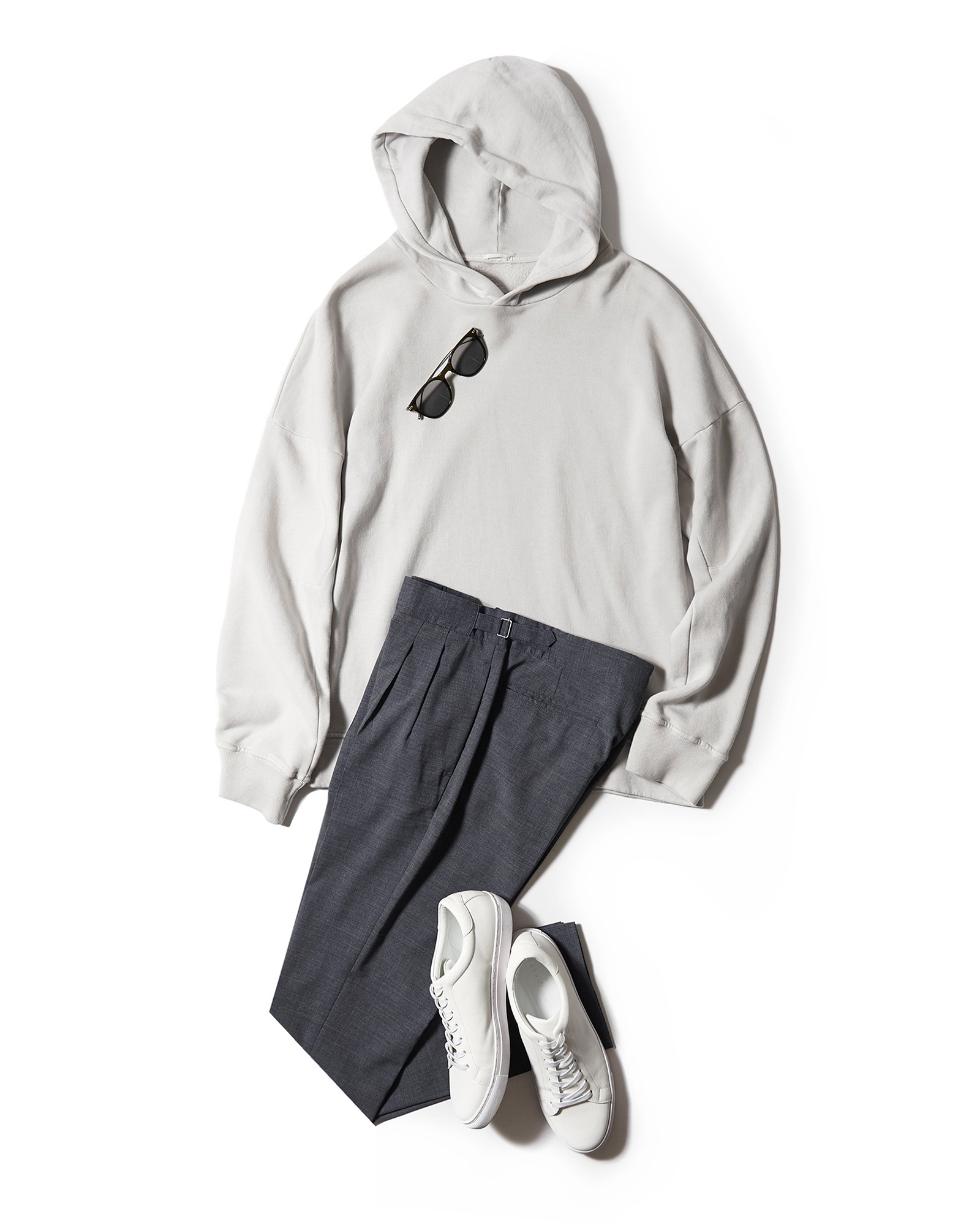 パンツ2万9000円/ジャブス アルキヴィオ(エフイーエヌ)、パーカ2万8000円/テンシー(●●●●)、サングラス3万5000円/アイヴァン(アイヴァン PR)、靴1万8000円/エストネーション