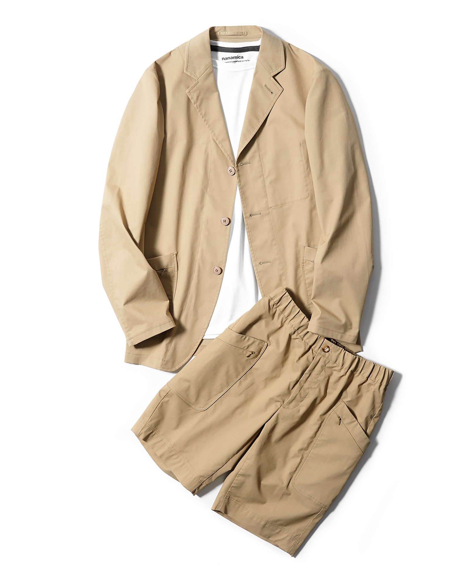 ジャケット5万8000円、ショートパンツ3万円、クールマックスカットソー9500円/すべてナナミカ フォー スローウエア(スローウエア ジャパン)