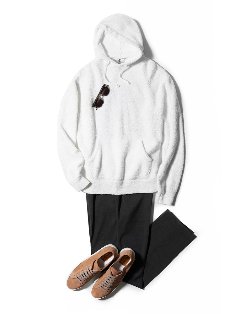 パーカ2万8000円／カシウエア、パンツ2万7000円／ブリリア 1949（トヨダトレーディング プレスルーム）、サングラス2万5000円／ブラン（ジービーガファス）、靴4万5000円／デュカルス（インターブリッジ）