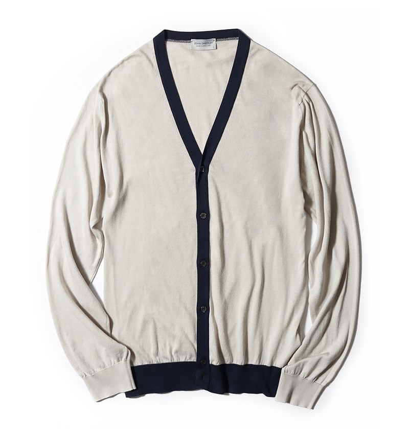 カーディガン3万3000円/ジョン スメドレー(リーミルズ エージェンシー)