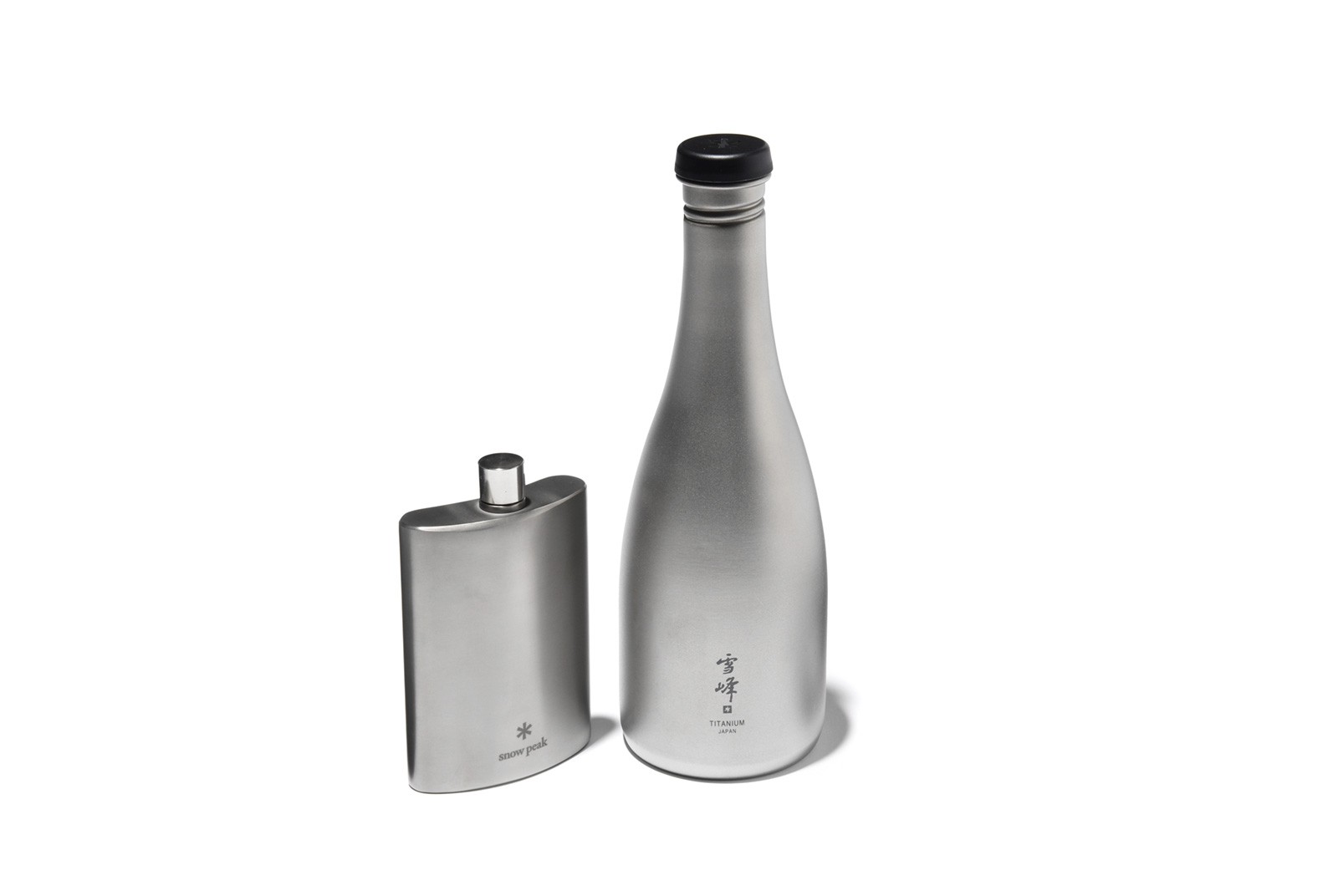 左:ウイスキーボトル1万4200円、右:日本酒ボトル1万5800円/スノーピーク(スノーピーク)