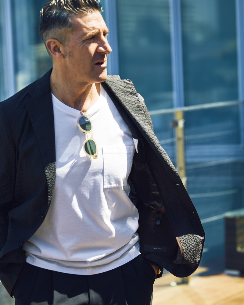 ジャケット7万6000円/タリアトーレ(トレメッツォ)、Tシャツ8000円/アタッチメント(アタッチメント代官山本店)、パンツ2万3000円/5351プール・オム(5351プール・オム代官山店)、サングラス4万9000円/アイヴァン 7285(アイヴァン 7285 トウキョウ)