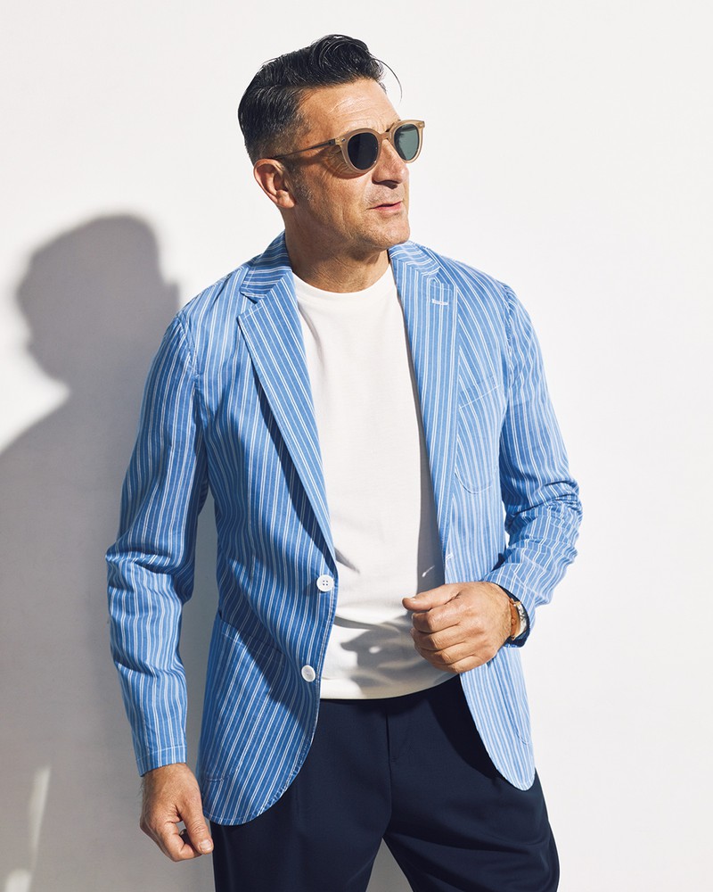 ジャケット 4万9000円/ジャンネット(トヨダトレーディング プレスルーム)、Tシャツ1万4800円/ルクシー(ジェムプロジェクター)、パンツ2万円/トゥモローランド、サングラス4万9000円/アイヴァン 7285(アイヴァン 7285 トウキョウ)、時計645万円/フランク ミュラー(フランク ミュラー ウォッチランド東京)