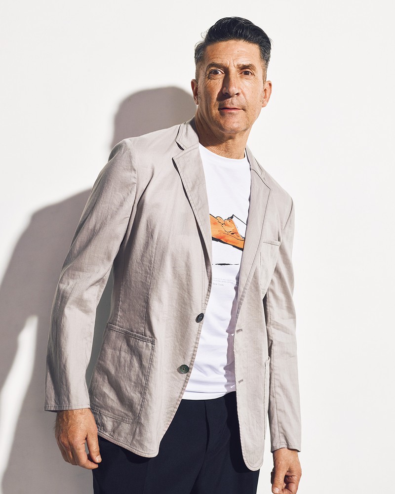 Tシャツ1万8000円/ラルディーニ(ラルディーニ東京店)、パンツ2万2000円/セラードア(アーバンリサーチ 表参道ヒルズ店)