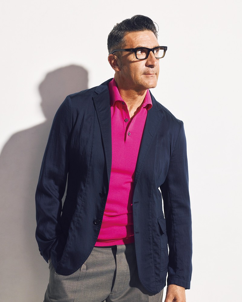 ジャケット ポロシャツ3万2000円/ドルモア(バインド ピーアール)、パンツ4万5000円/ラルディーニ(ラルディーニ東京店)、メガネ2万8000円/アイヴァン(アイヴァン PR)