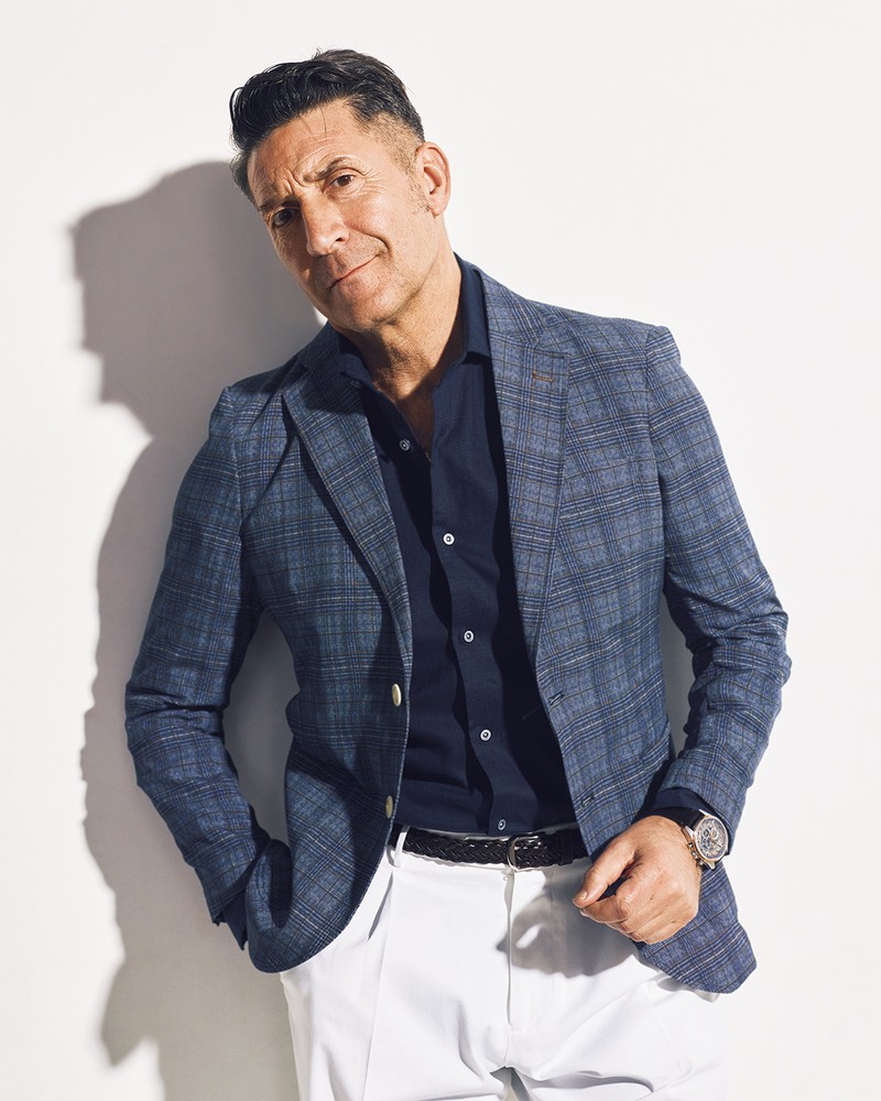 ジャケット 3万7000円/ヴィコント アー(双日インフィニティ)、シャツ2万3000円/エポカ ウォモ(SANYO SHOKAI)、パンツ2万5000円/ベルウィッチ(ナノ・ユニバース カスタマーサービス)、時計119万円/ゼニス、そのほかはスタイリスト私物