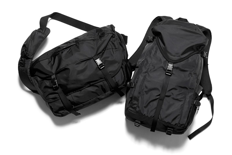 メッセンジャーバッグ［W37×H28.5×D18cm］3万3000円／ポーター（吉田）、バッグパック［W29×H48×D16cm］4万1000円／ポーター（吉田）