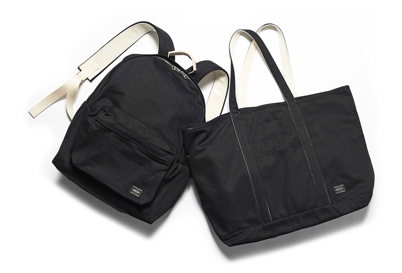 デイパック［W35×H40×D17.5cm］1万8000円／ポーター（吉田）、トートバッグ［W56×H38×D17cm］1万7000円／ポーター（吉田）