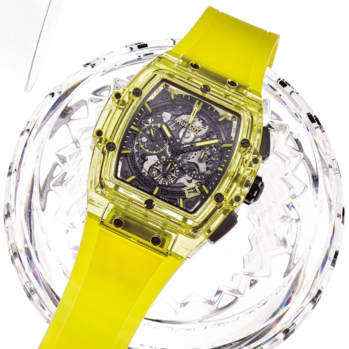 1114万円/ウブロ キャンドルホルダー(2点セット)7万4000円/バカラ(バカラショップ 丸の内)