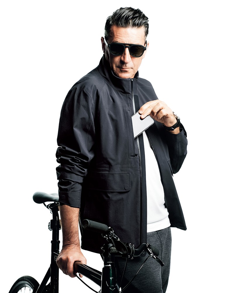 ブルゾン14万8000円、Tシャツ4万3000円、パンツ 8万9000円/すべてジー ゼニア、サングラス4万2000円/ エルメネジルド ゼニア(すべてゼニア カスタマーサービス)、 そのほかはスタイリスト私物