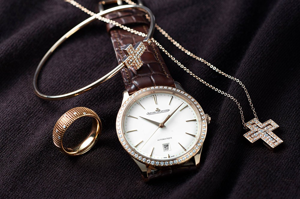 時計227万5000円/ジャガー・ルクルト、ネックレス43万円、ブレスレット34万円、リング32間年/すべてダミアーニ(ダミアーニ 銀座タワー)
