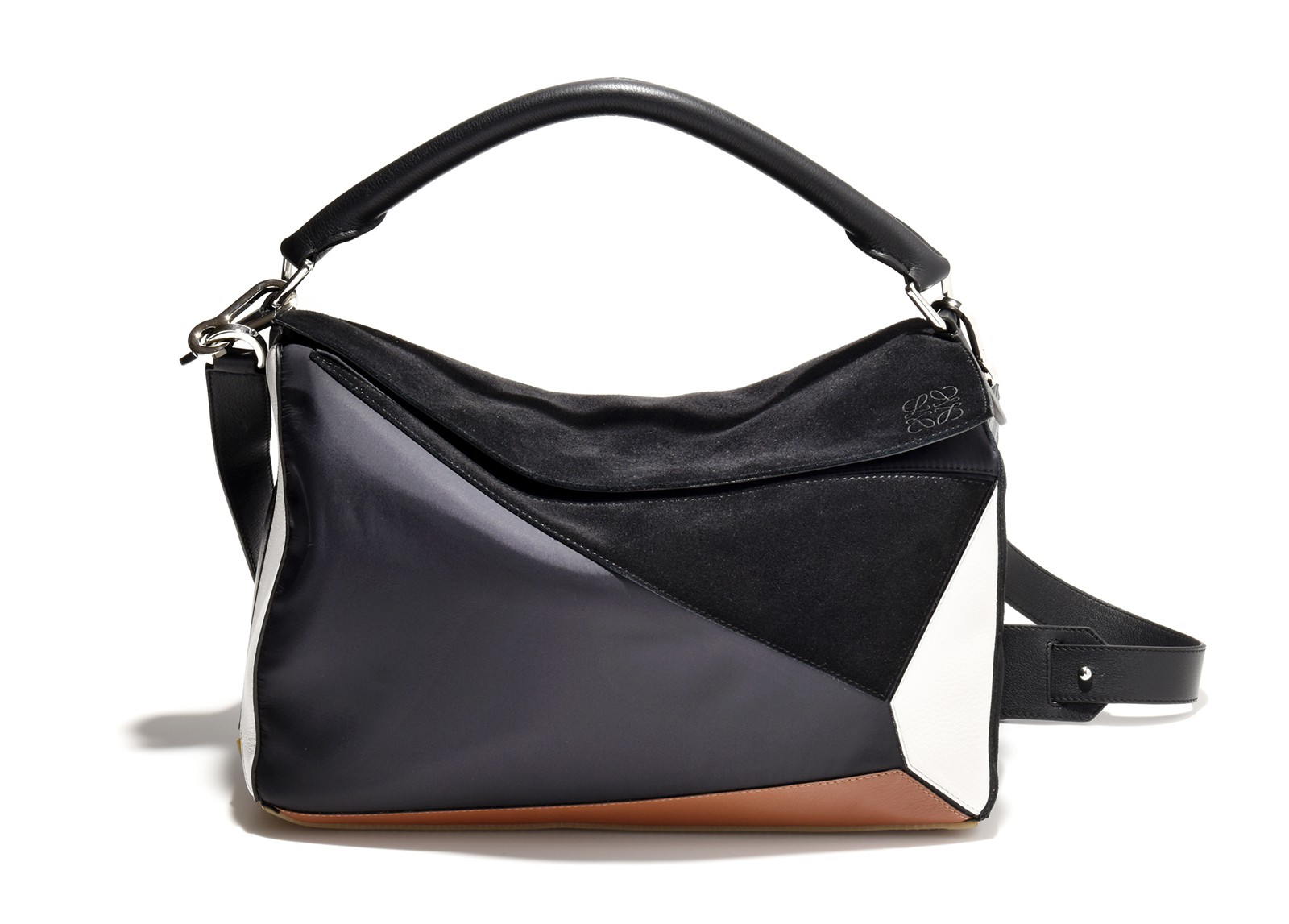 バッグW36.5×H23×D19cm 37万6000円/ロエベ(ロエベ ジャパン カスタマーサービス)