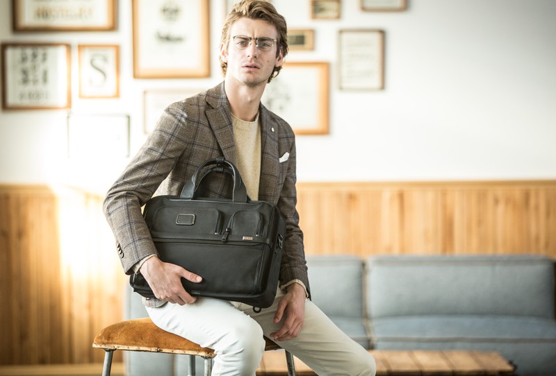 TUMI ALPHAシリーズ　ブリーフケース＆バックパックセット TUMIの代表作「ALPHA」がロングセラーである理由とは？ | メンズ