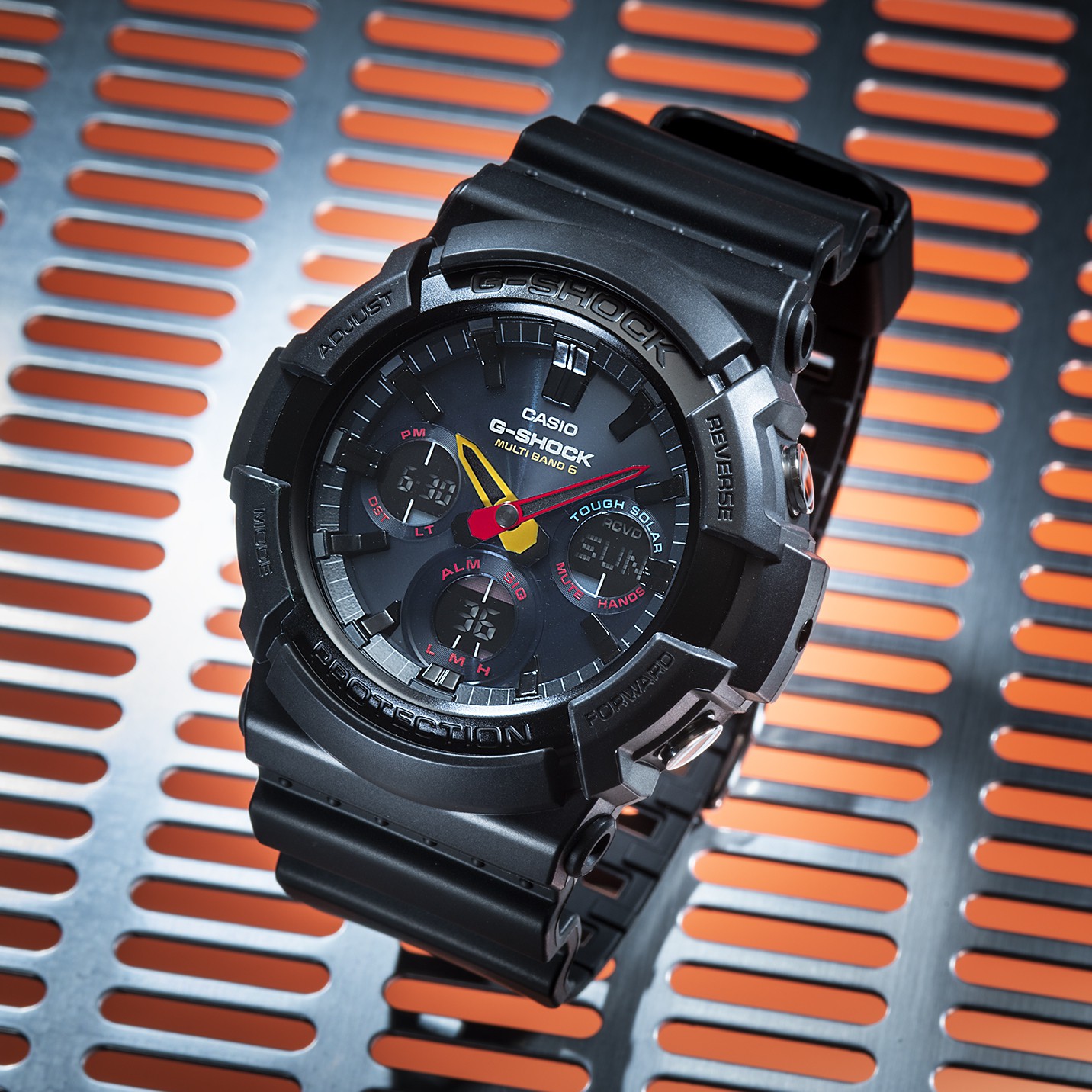 「GAW-100BMC-1AJF」ソーラー電波時計。樹脂ケース(55.1×52.5mm)、アルミベゼル、樹脂バンド、20気圧防水。2万7000円/カシオ(カシオ計算機 お客様相談室)
