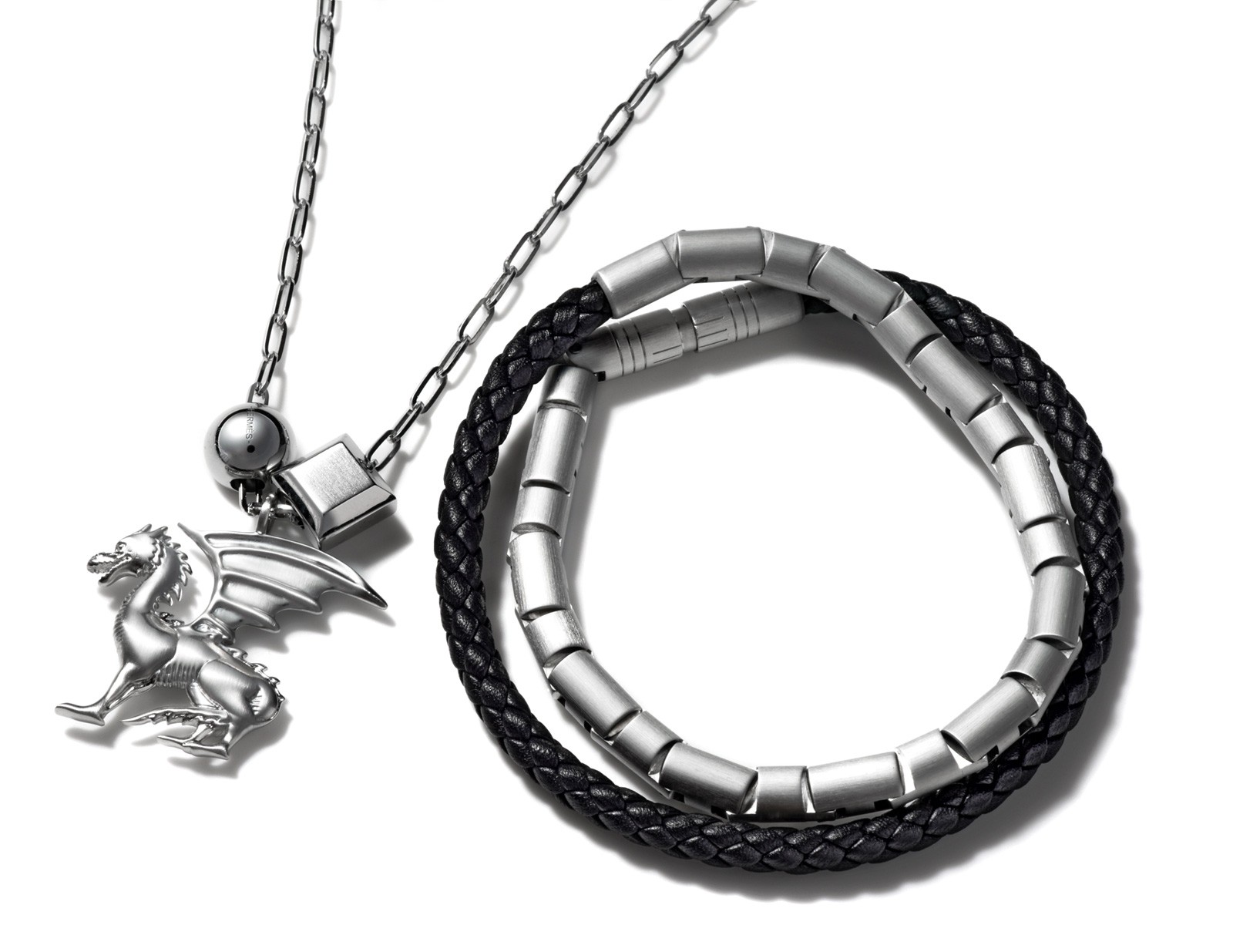 ネックレス5万9000円、ブレスレット10万円/ともにエルメス(エルメスジャポン)